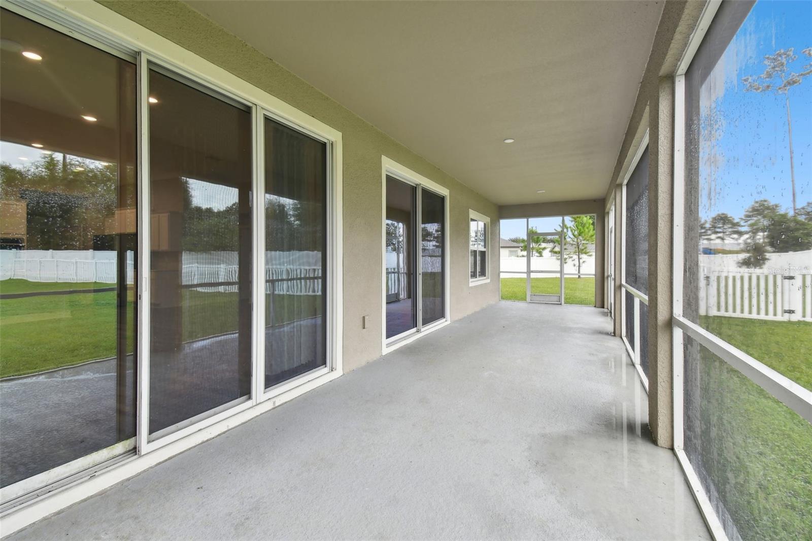 Huge screened lanai.