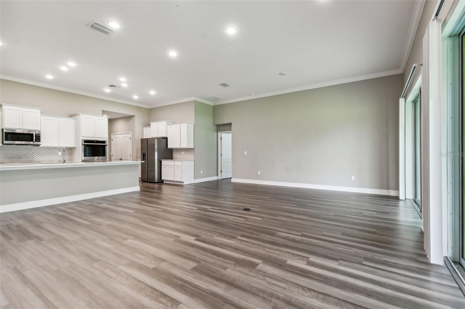 Huge kitchen/family room combo. Crown molding. Recessed lighting.