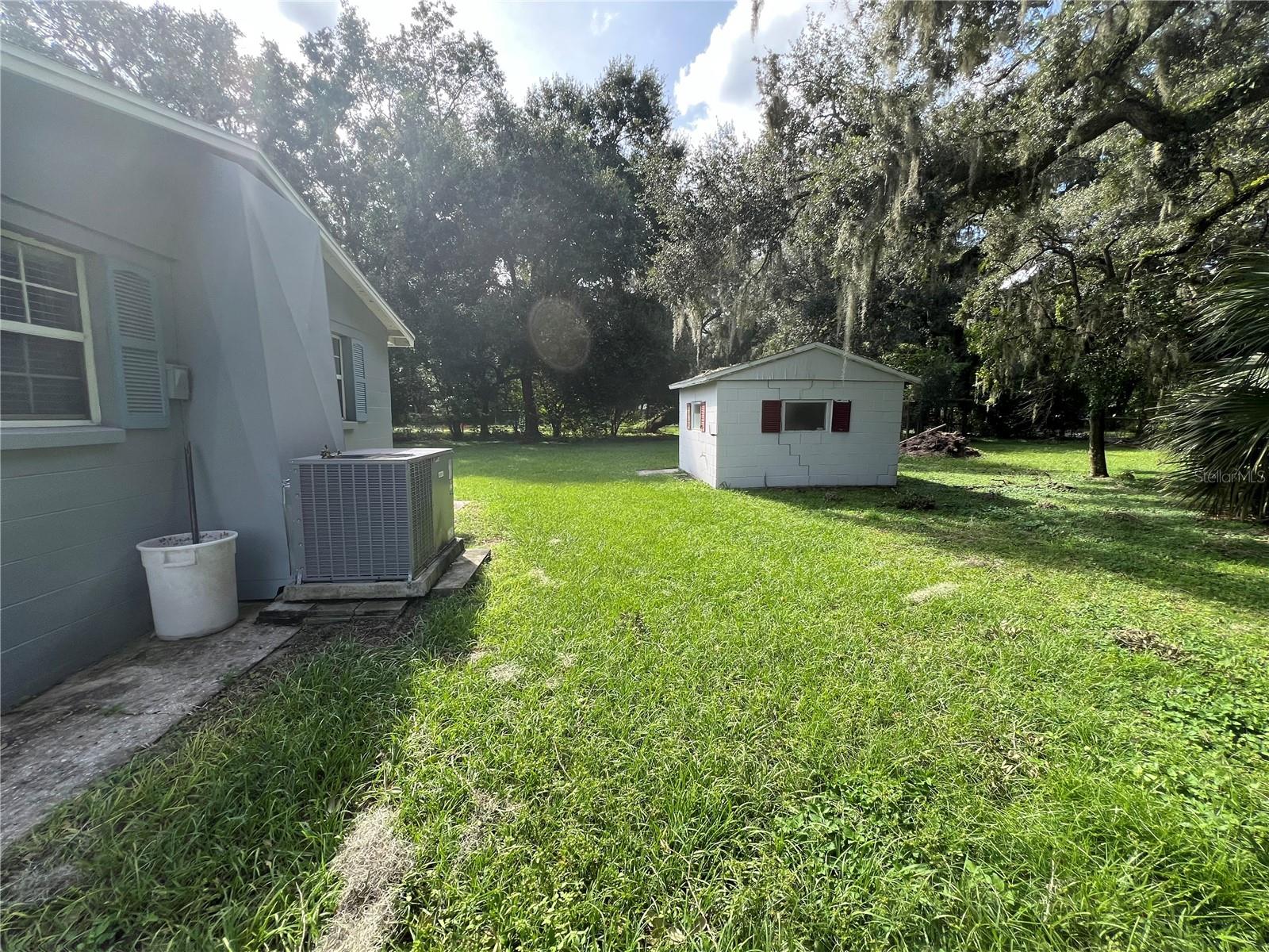 Side yard - 4043 Burrows RD, Zephyrhills, FL