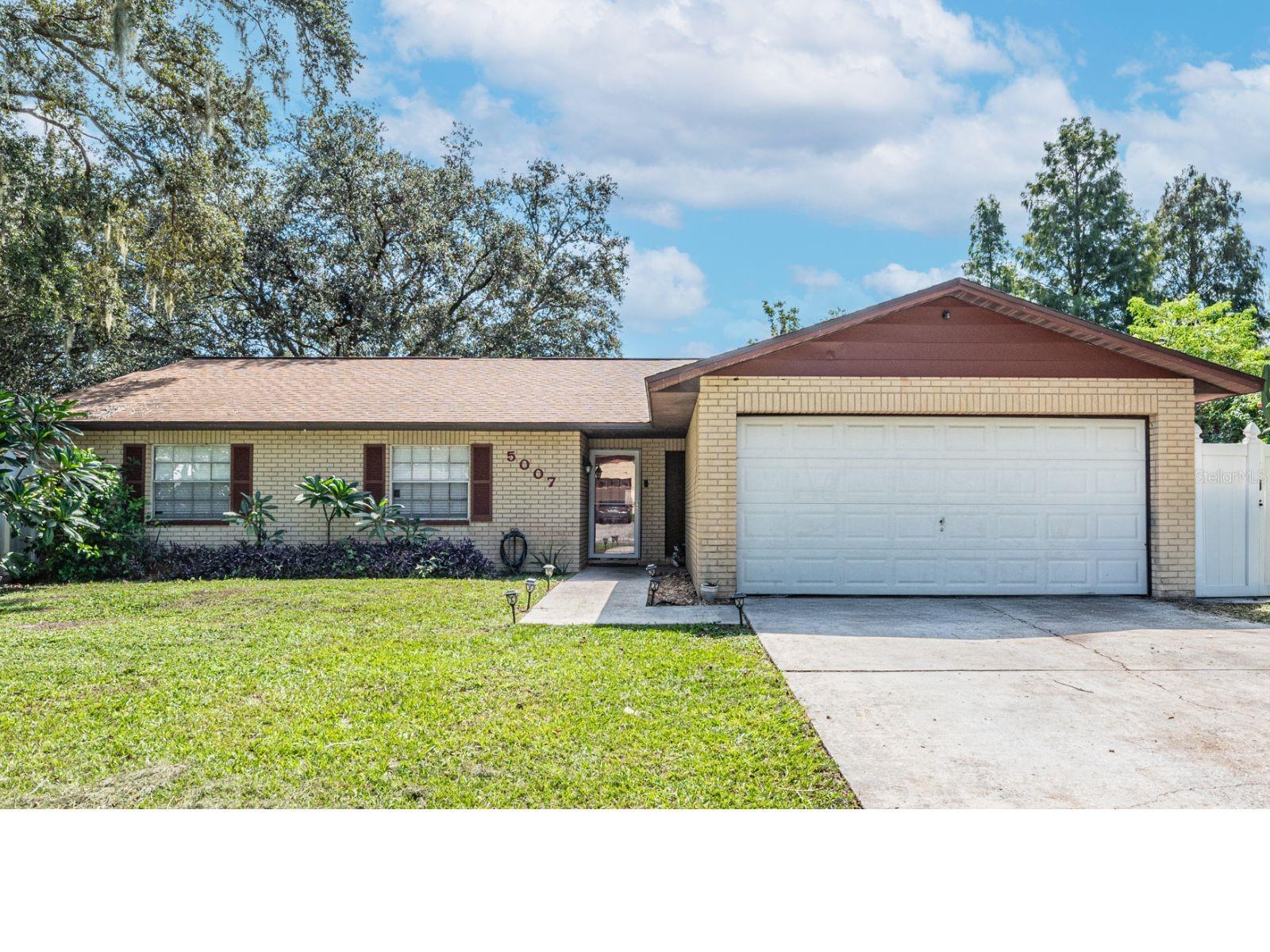 1,698 Sq ft  4 bedroom, 2 bath ranch style home with Gorgeous direct access and views to a pond located in Presidential Manor in Seffner.