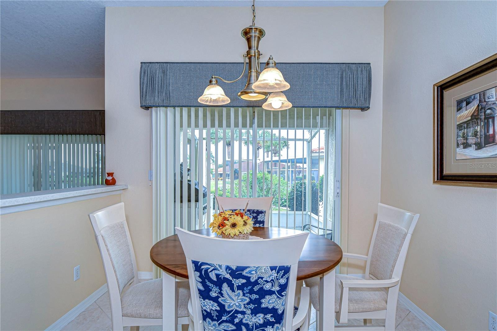 Spacious breakfast nook with direct access to the lanai and outdoor grill!