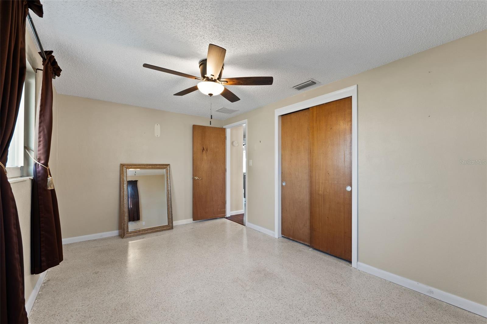 Large main bedroom with terrazzo