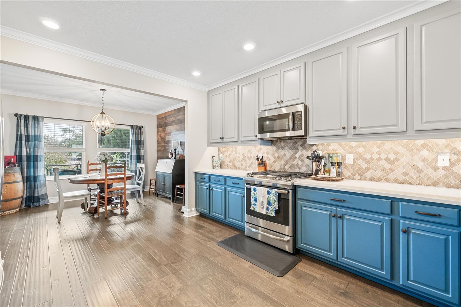 Beautiful chef's kitchen with gas stove