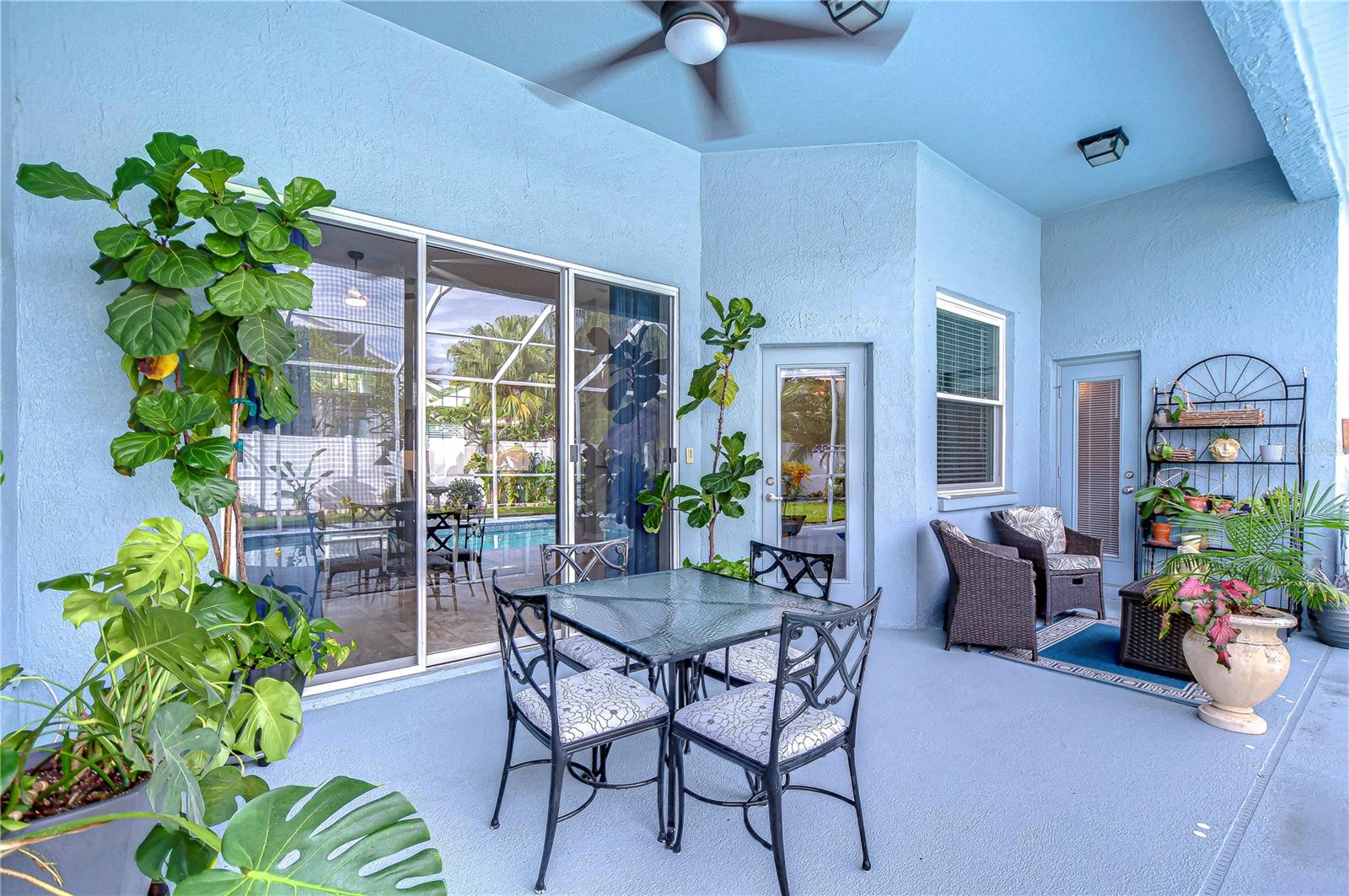 Large covered lanai!