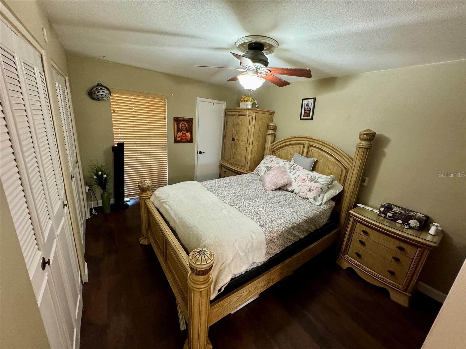 Primary bed room has walk in closet