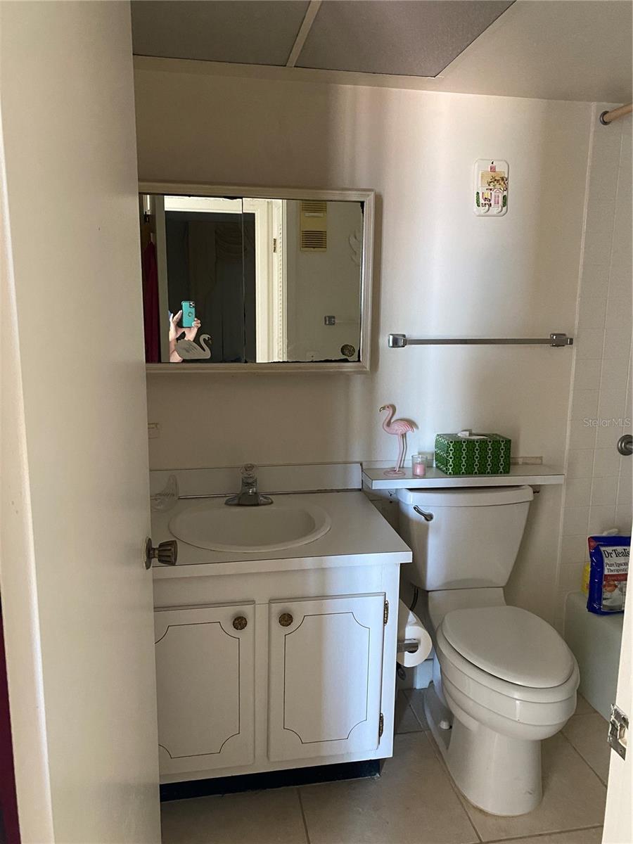 Bathroom with tub/shower