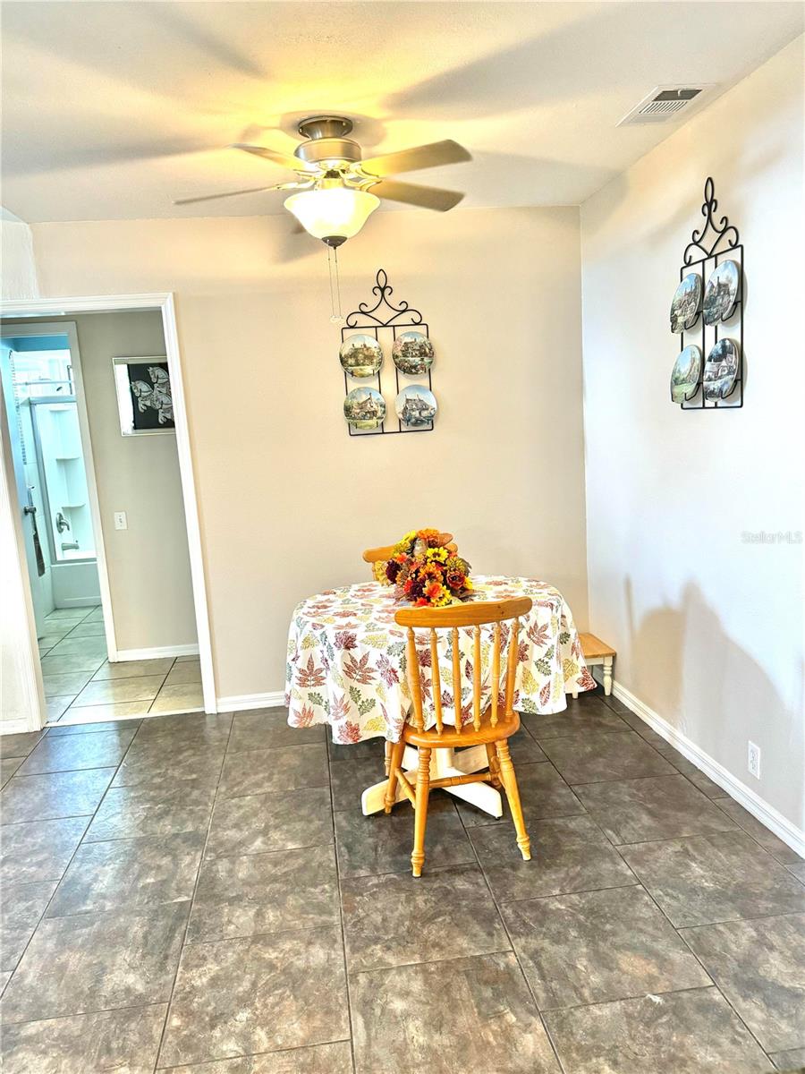 Dinette area between the kitchen and family room