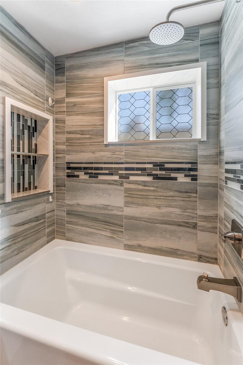 Shower/Tub Combo!