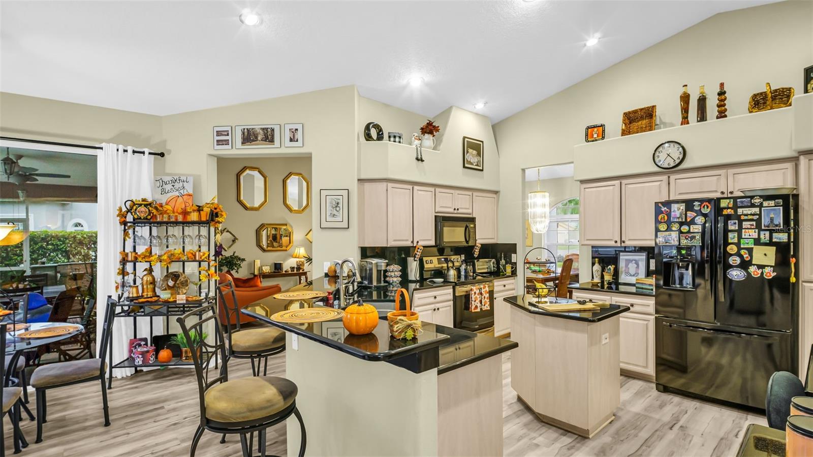 Kitchen with Breakfast Bar