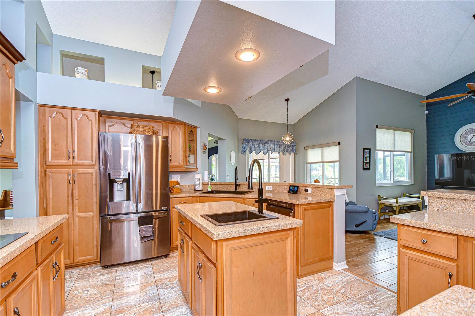 Spacious kitchen flowing into the eat-in dining area!