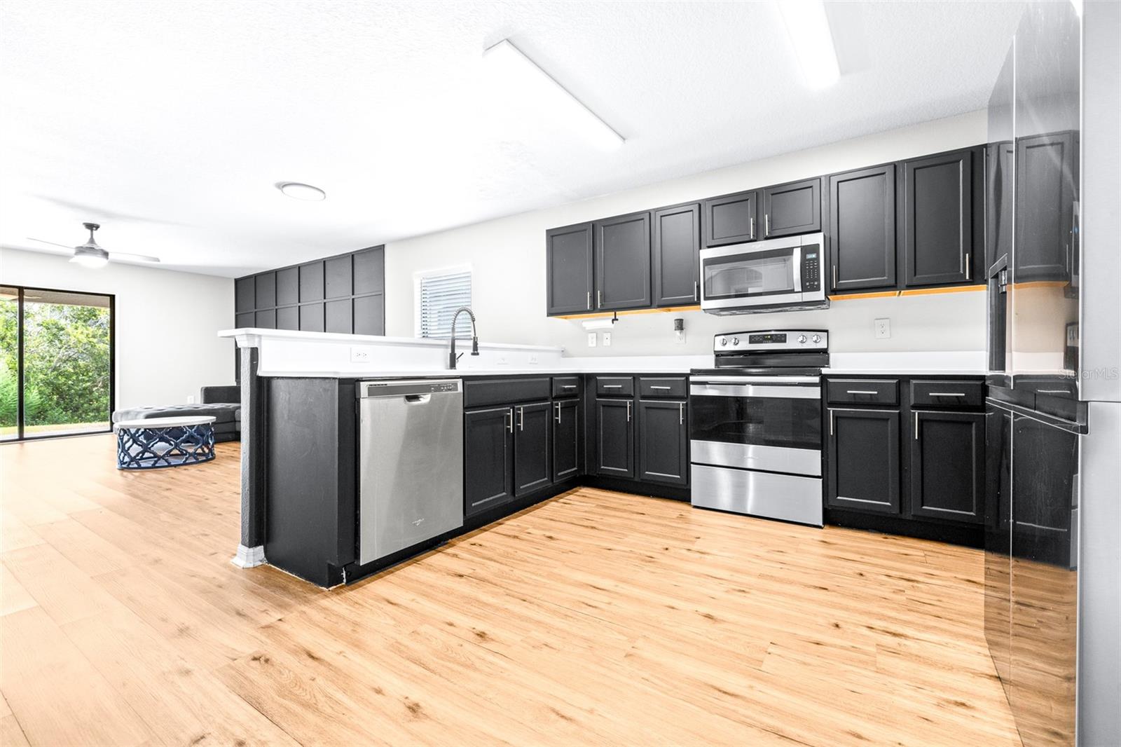 Beautiful black and white kitchen