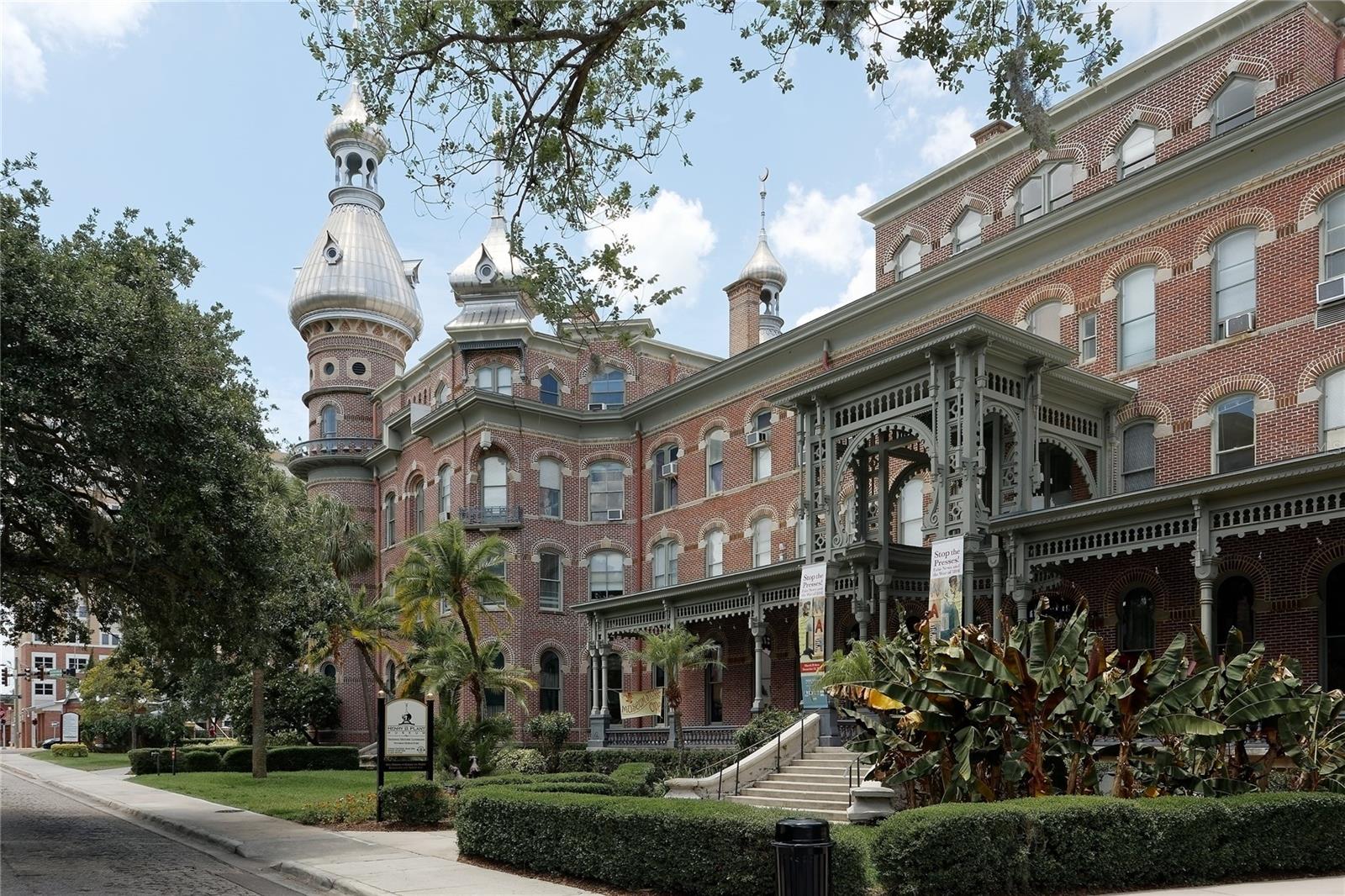 HOTEL ON THE UNIVERSITY OF TAMPA