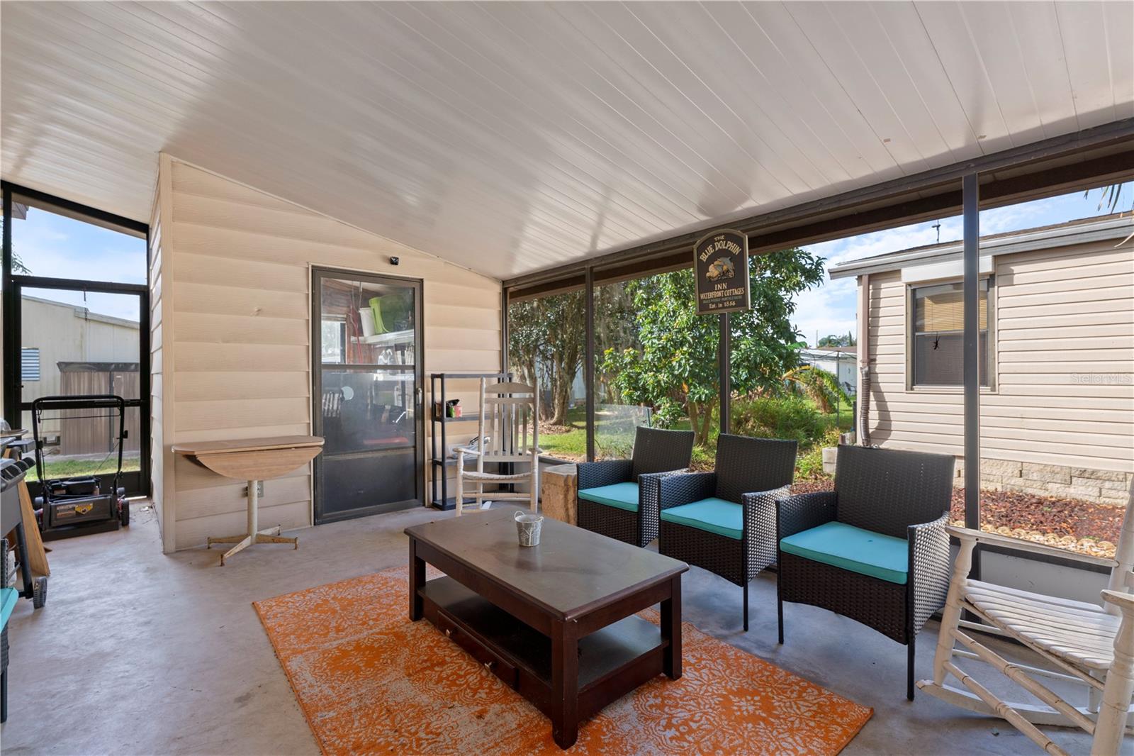 Large back porch area with separate utility room