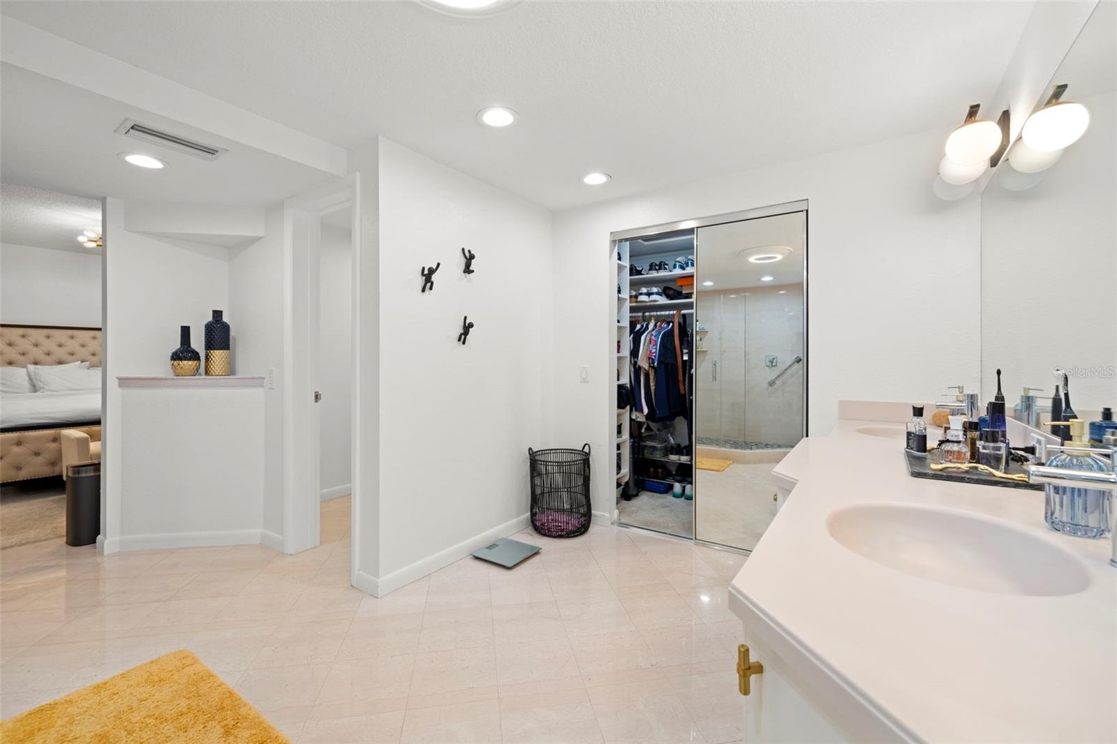 LARGE PRIMARY EN-SUITE BATH WITH WALK IN CLOSET