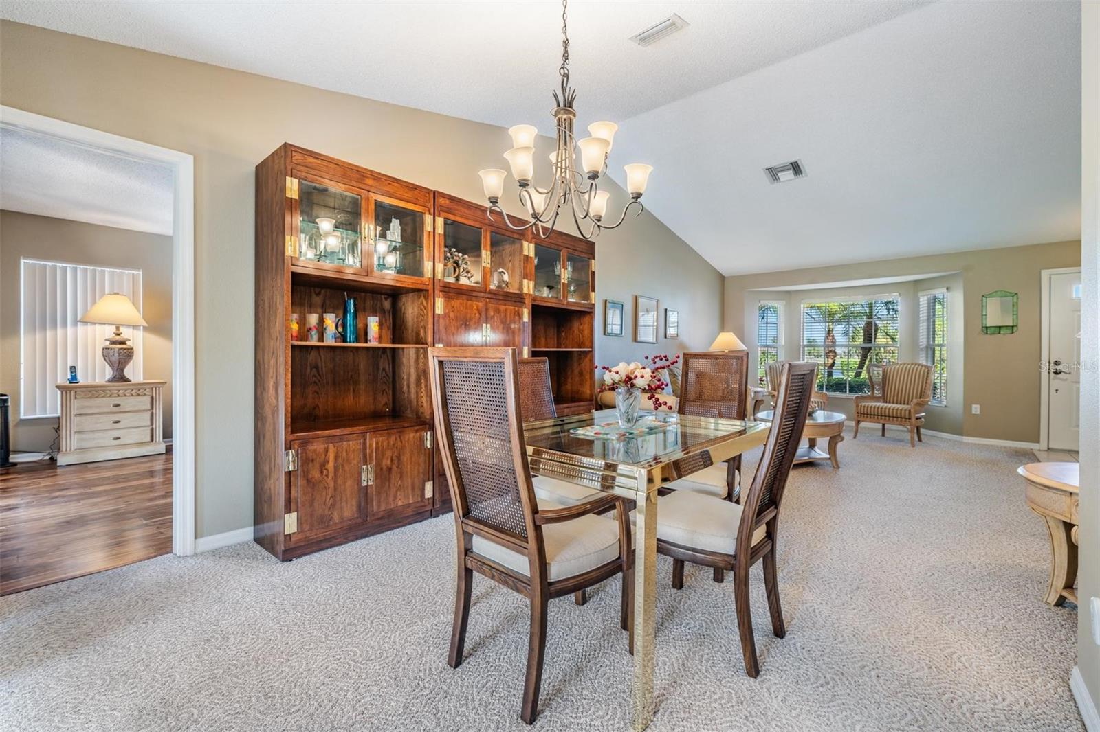 Vaulted ceiling in the living/dining room