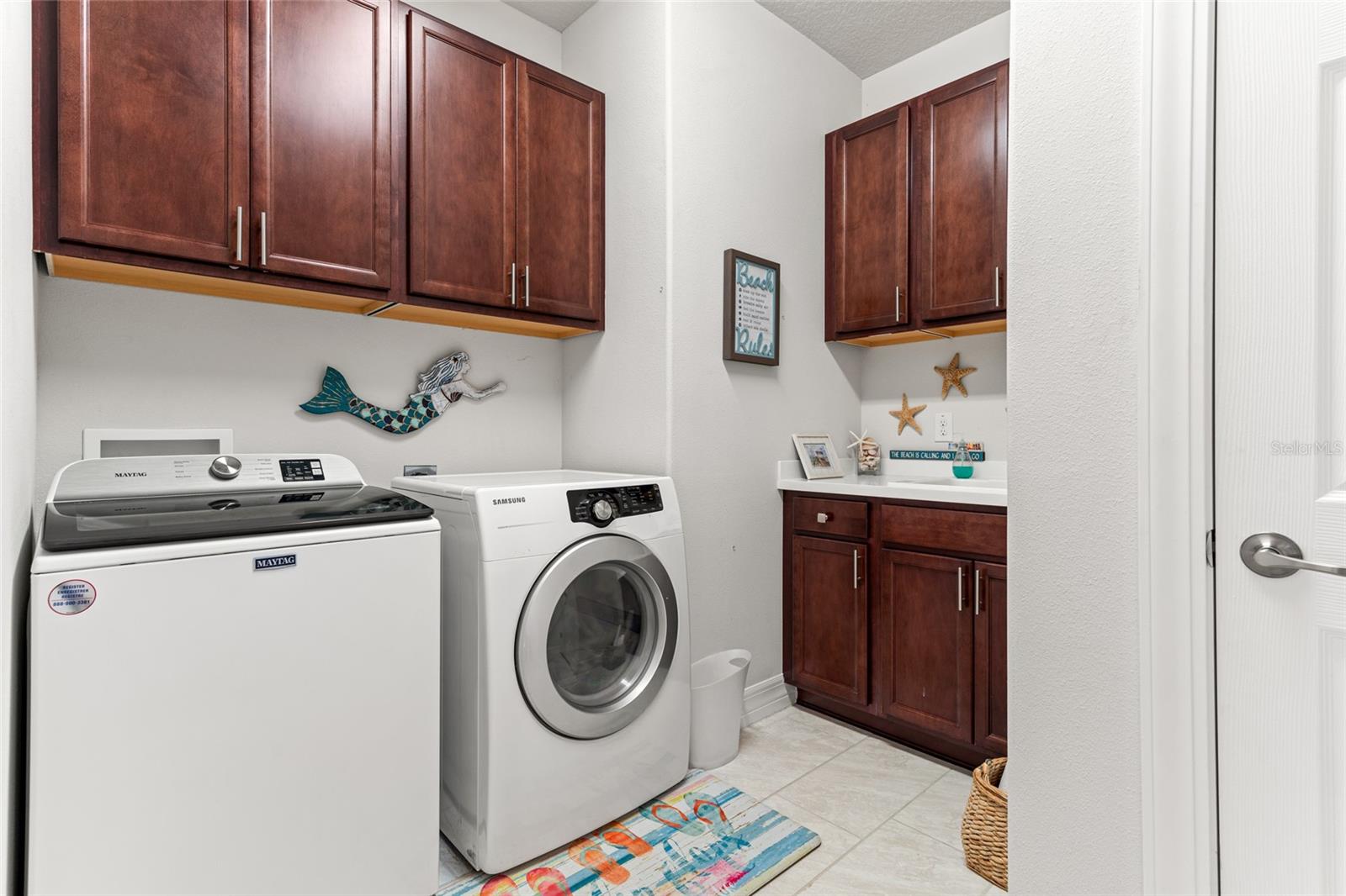 Laundry room w/sink & cabinetry