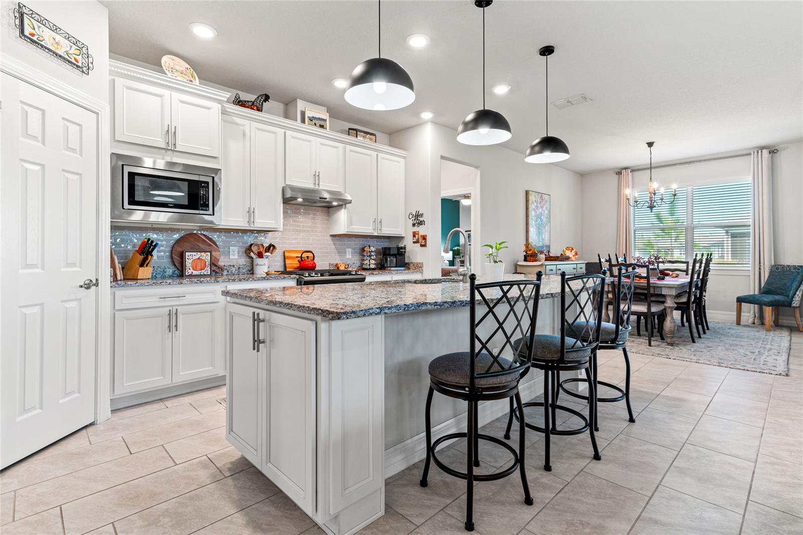 Kitchen w/large granite bar