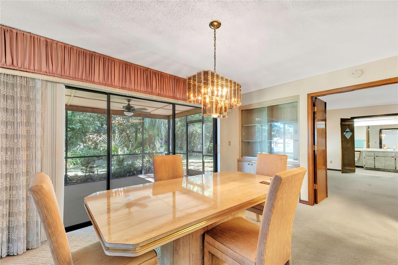 Dining area and wet bar