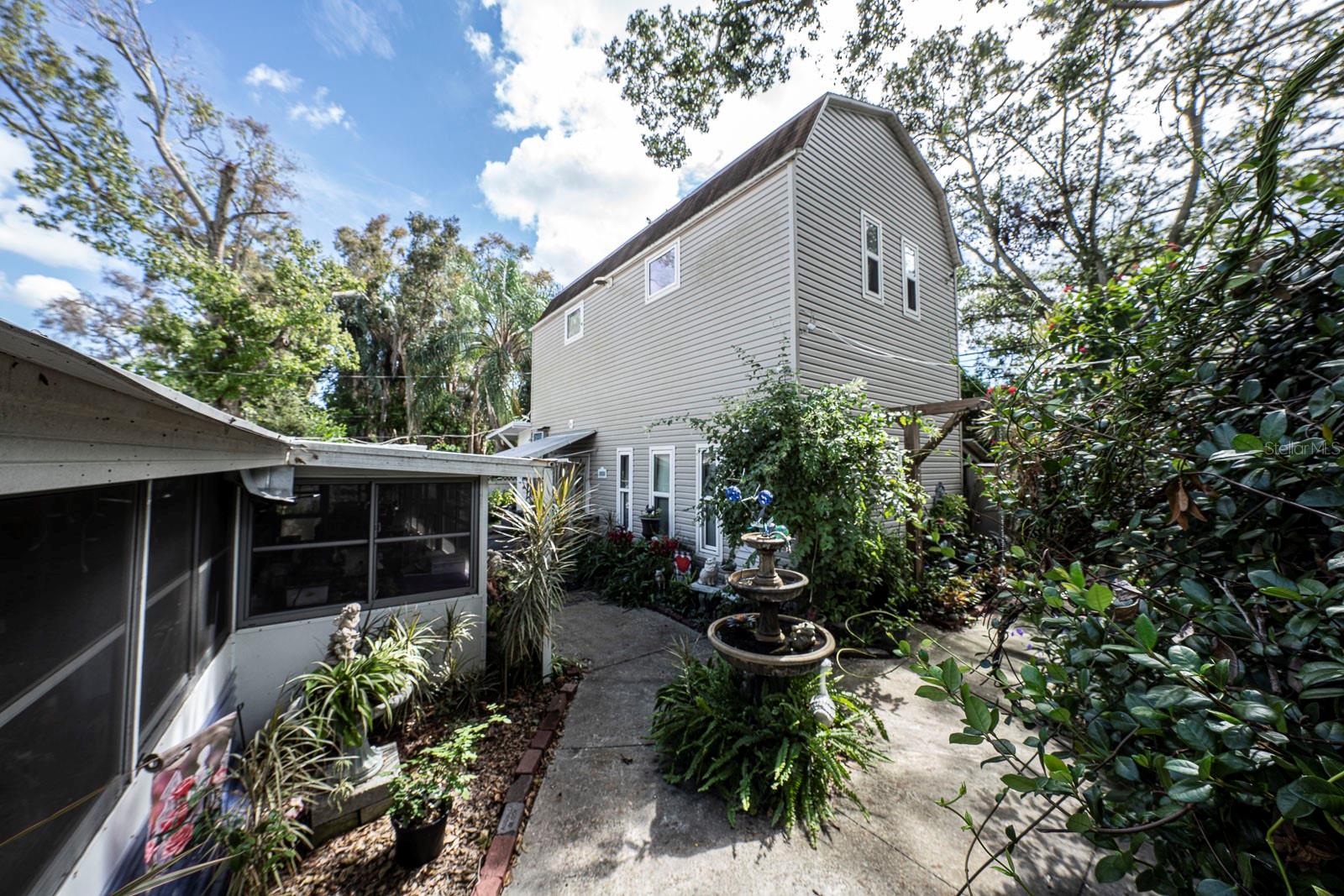 Great your guest in this lovely entry Florida sunroom.