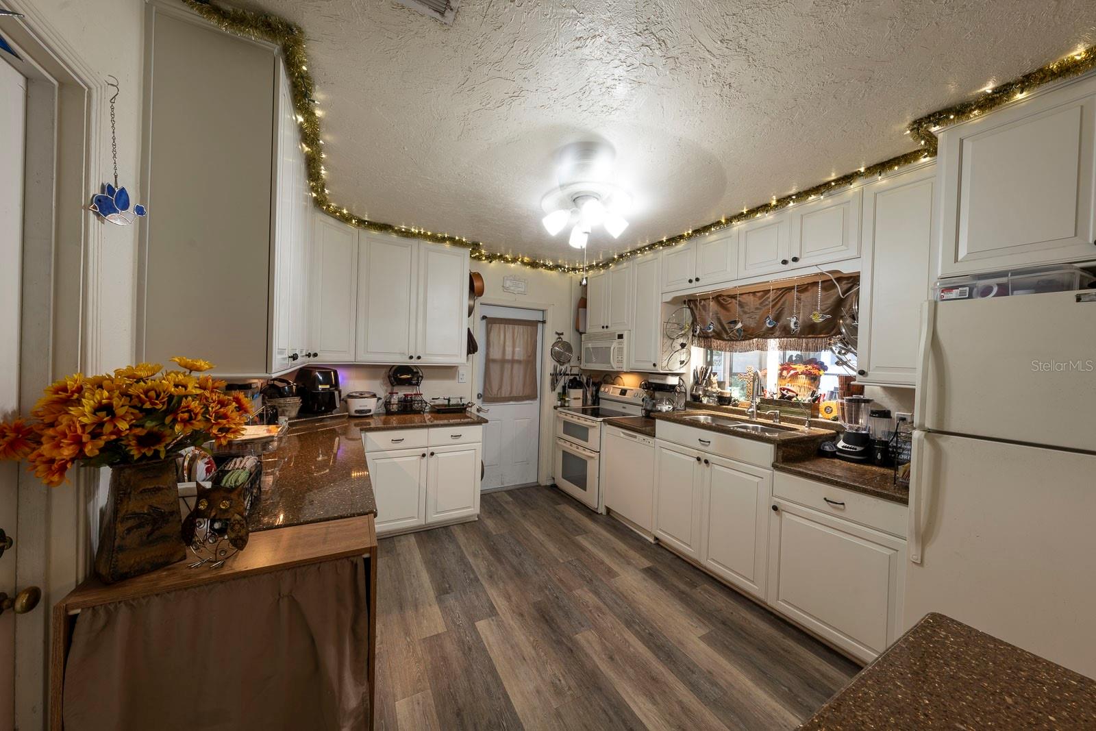 Lots of space in the lovely kitchen.