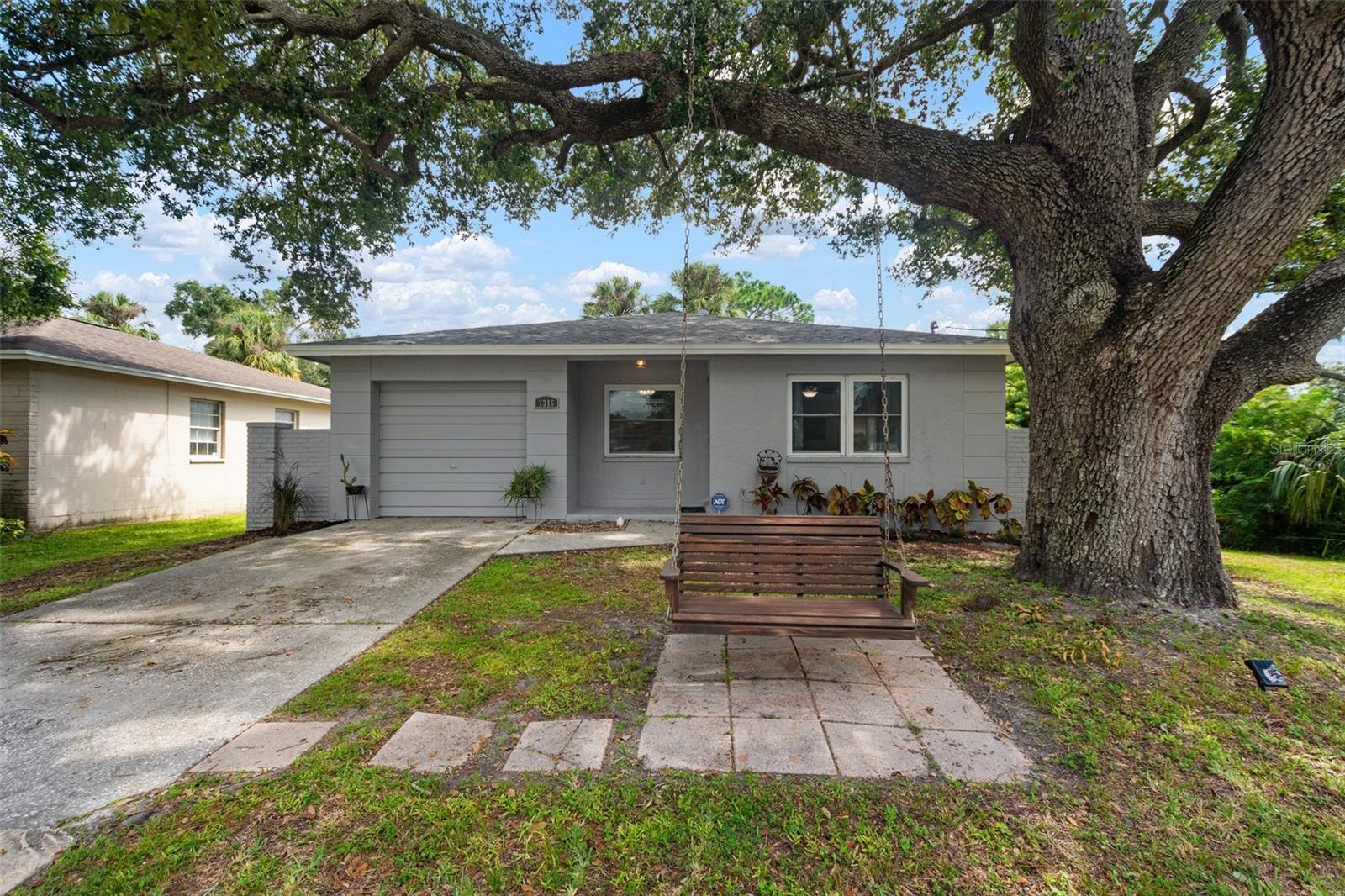 amazing yard, no neighbors to the right side (south)