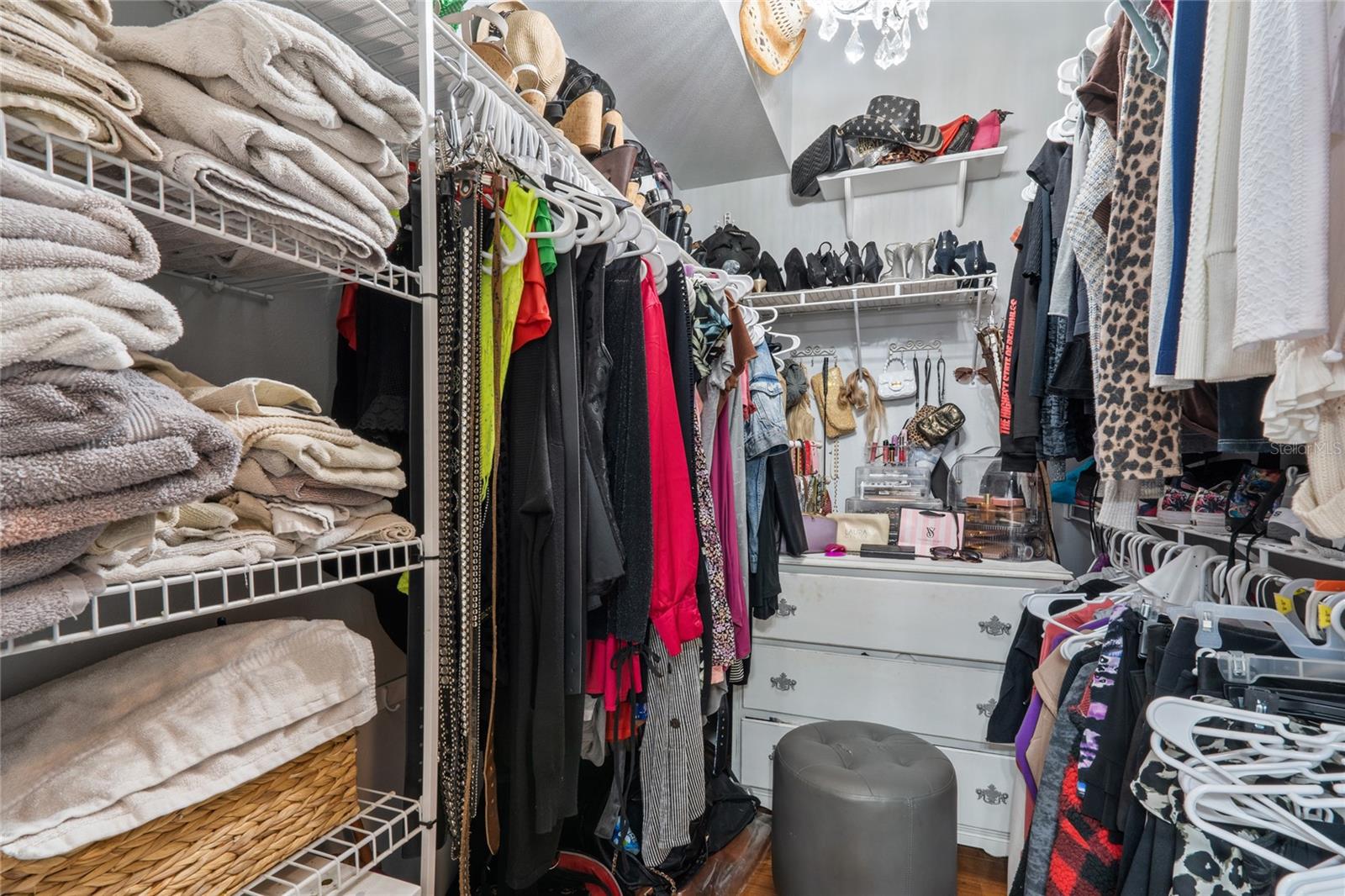 MASTER WALK-IN CLOSET