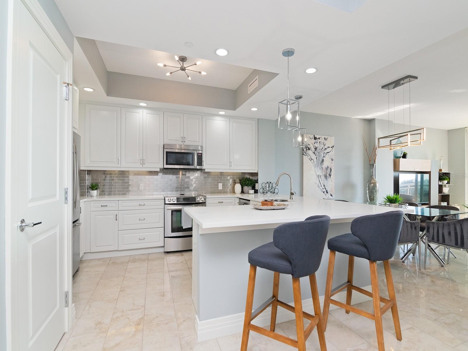 Kitchen w/Counter Seating