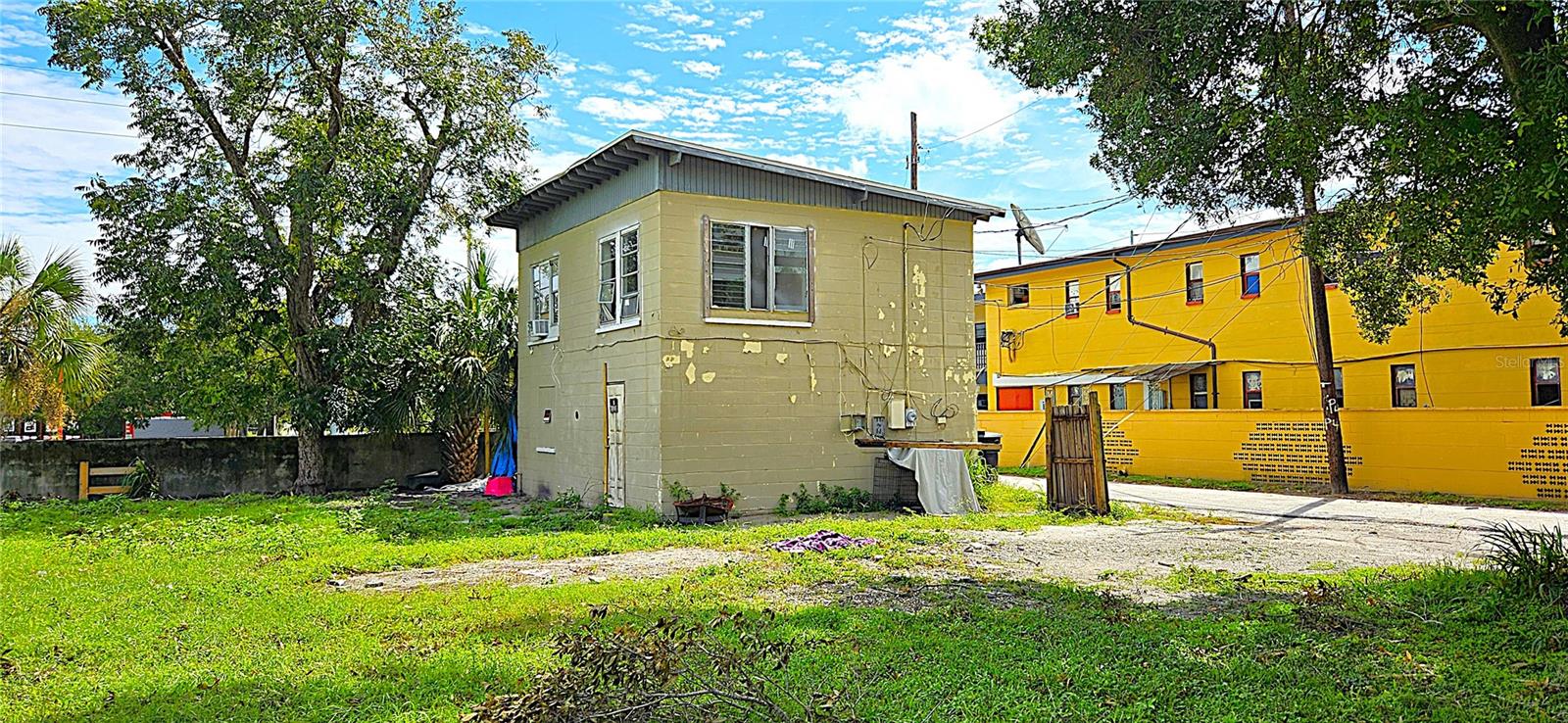 3418 2nd Ave S, St. Petersburg, FL 33711: 1 Bedroom, 1 bathroom, attached garage.