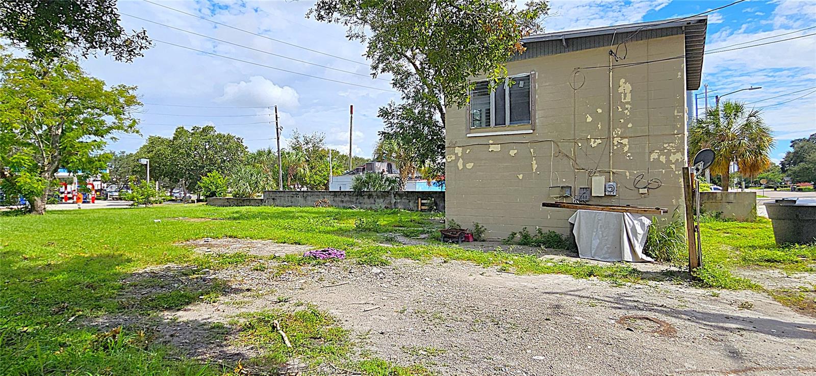 3418 2nd Ave S, St. Petersburg, FL 33711: 1 Bedroom, 1 bathroom, attached garage.