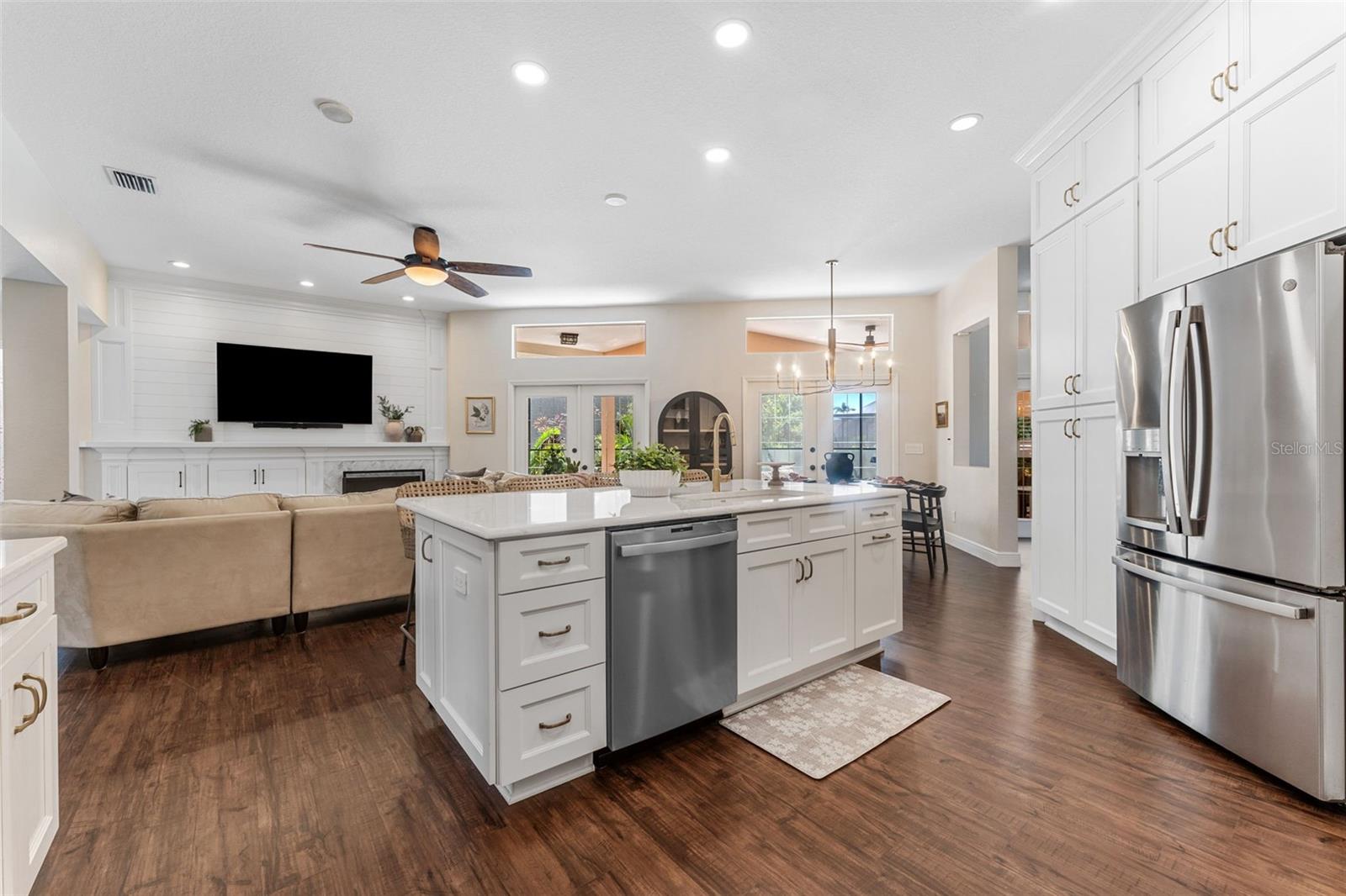 Island and Quartz Counter Tops!