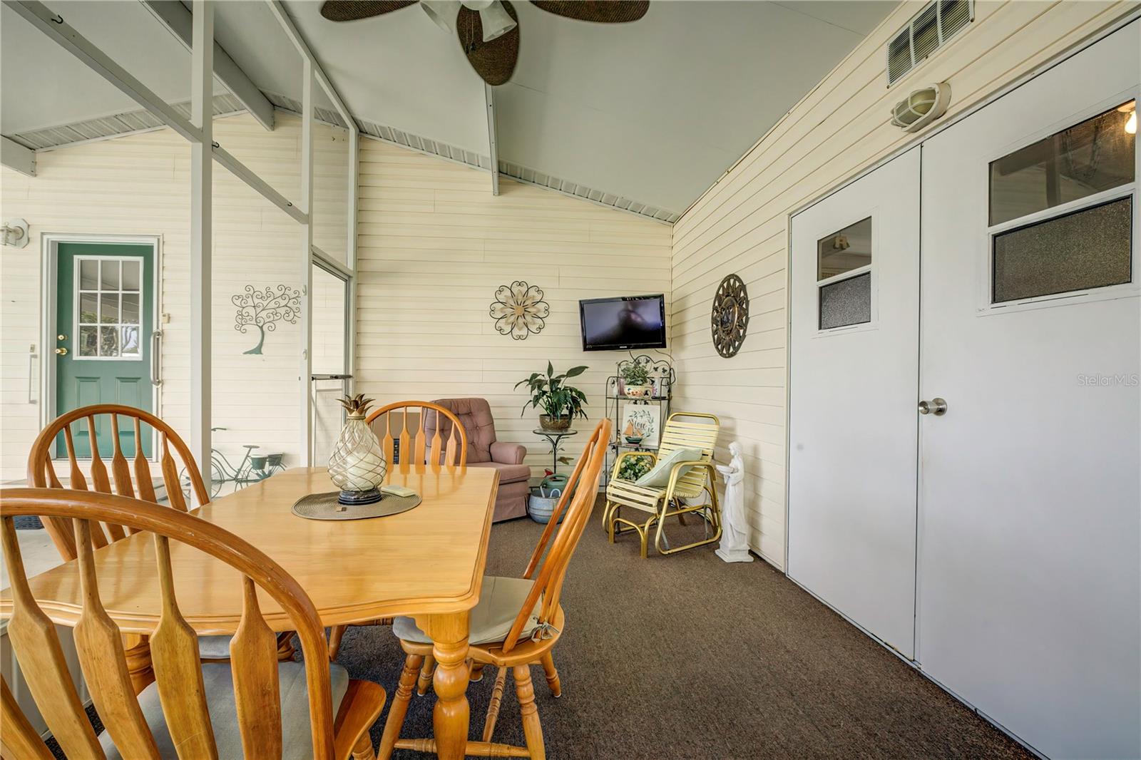 reverse view of screened lanai