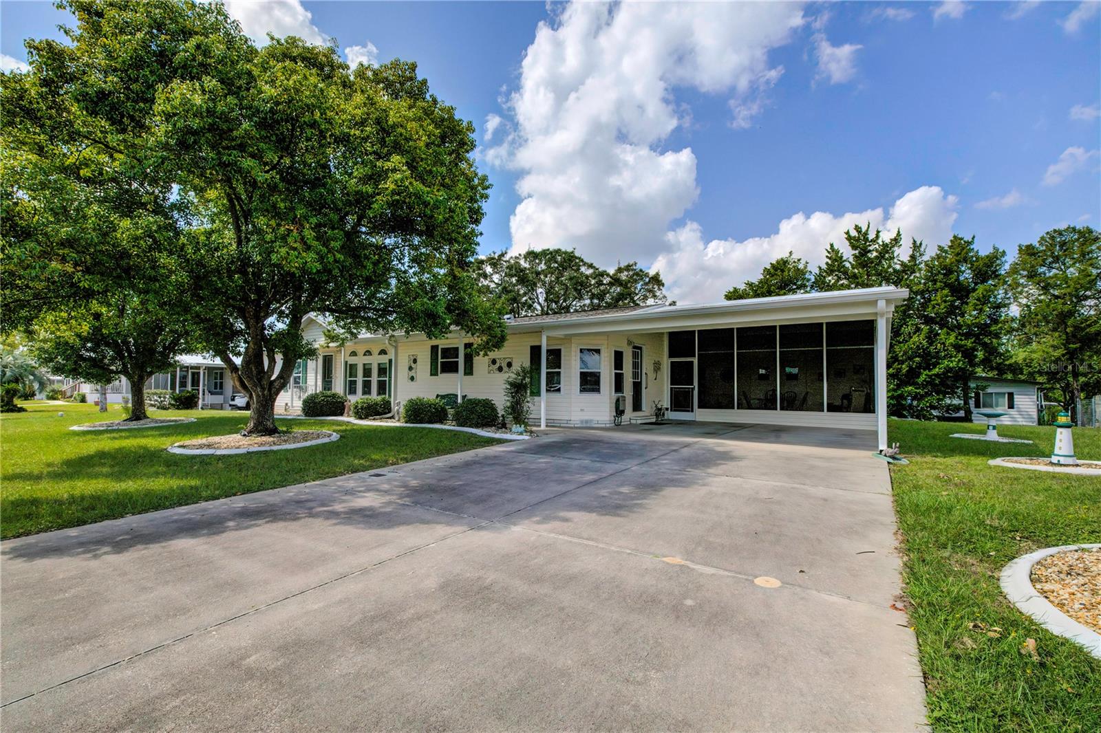 front entrace to driveway