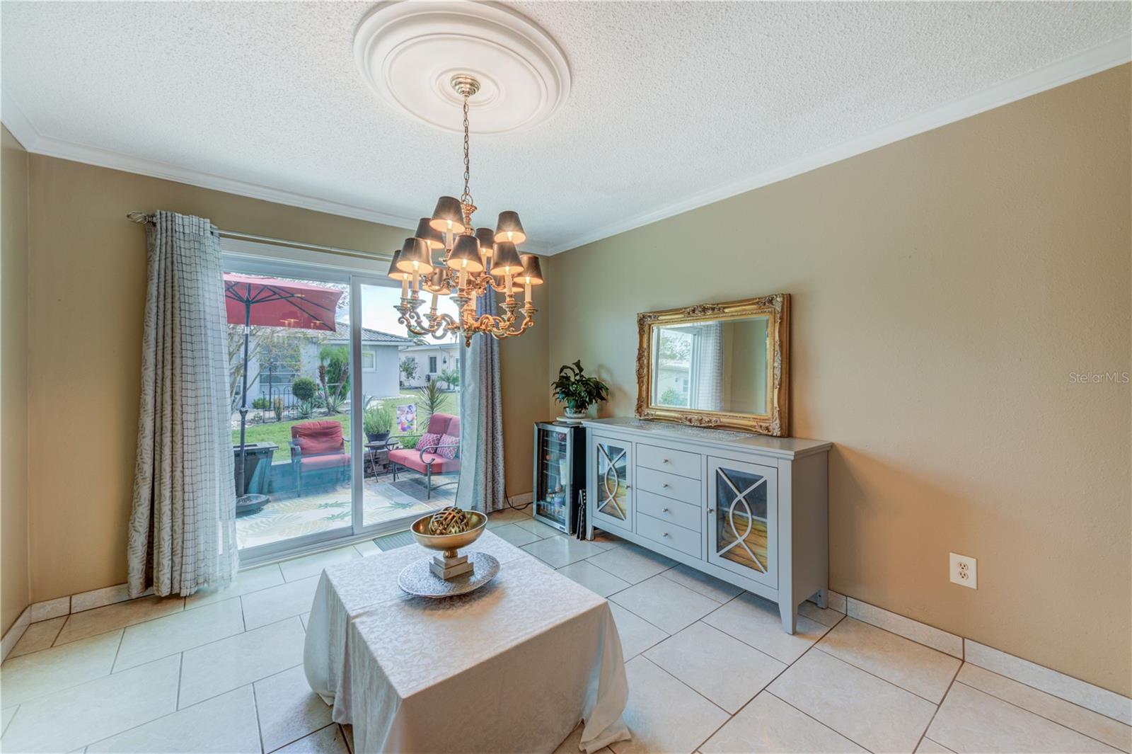 DINING AREA WITH ROOM FOR A LARGE TABLE