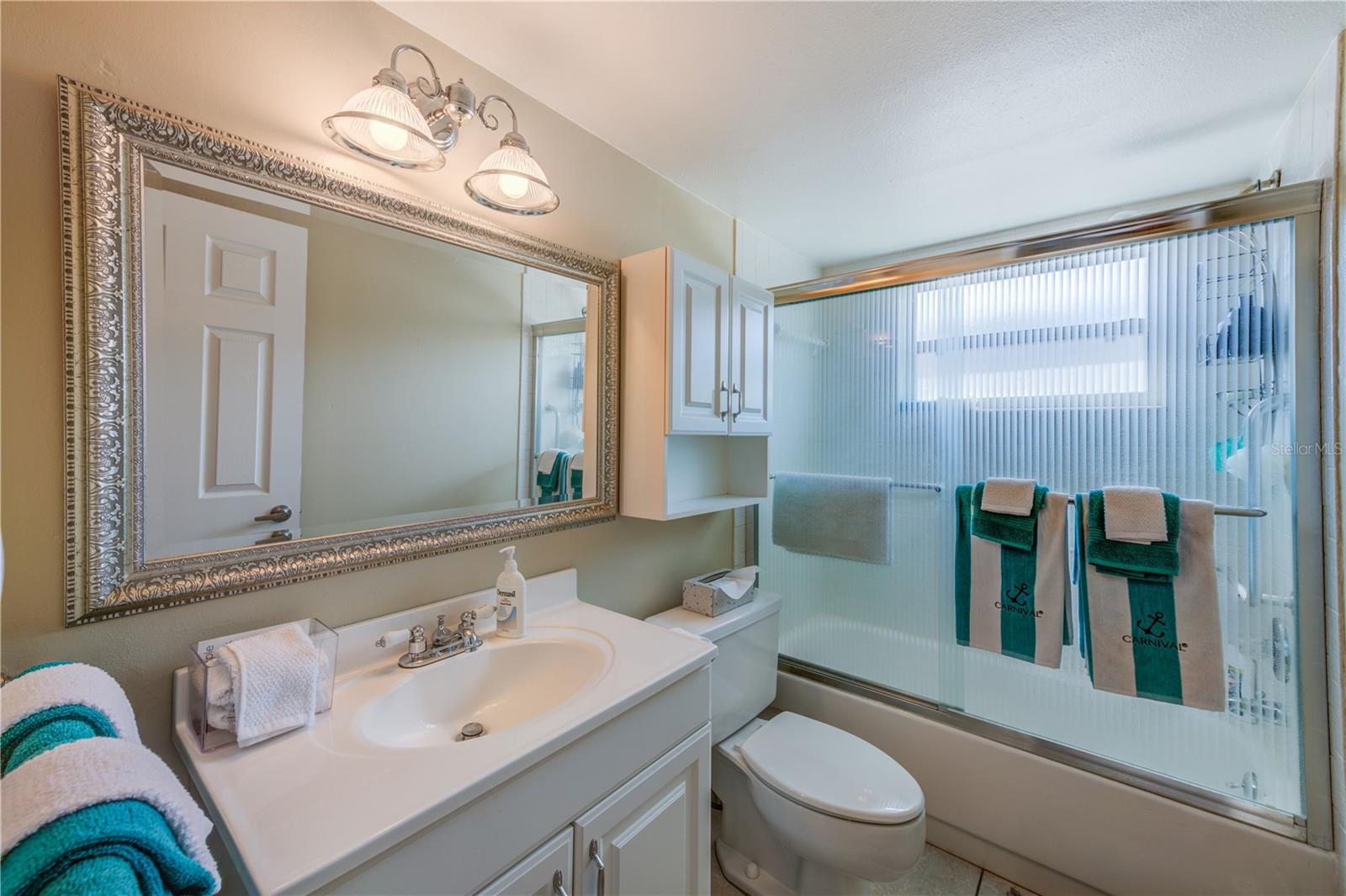 GUEST BATHROOM WITH TUB/SHOWER COMBINATION