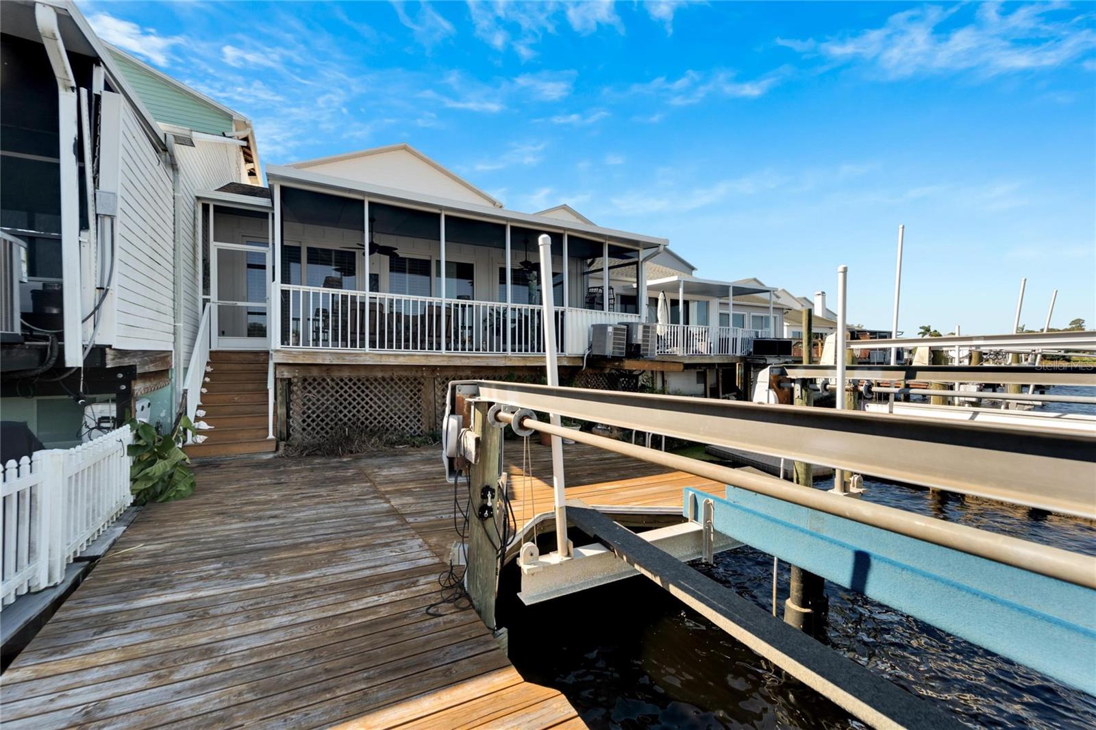 Dock w/boat lift