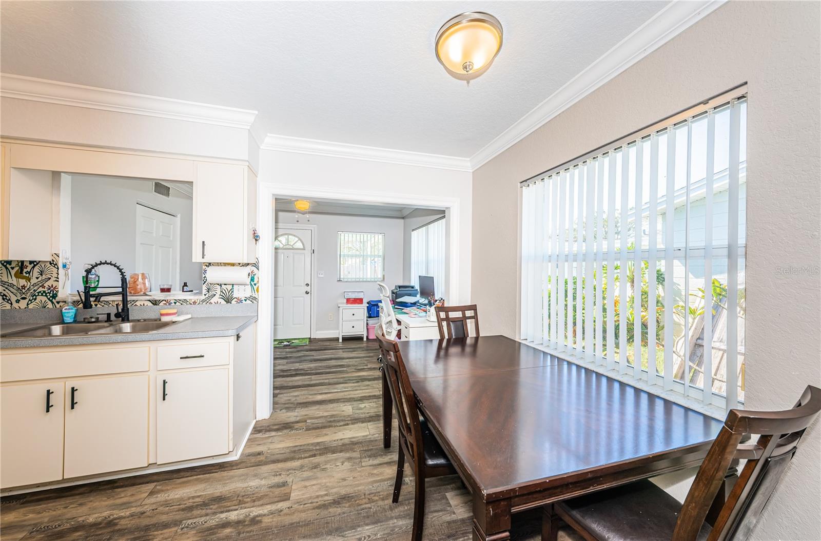 Kitchen eating area