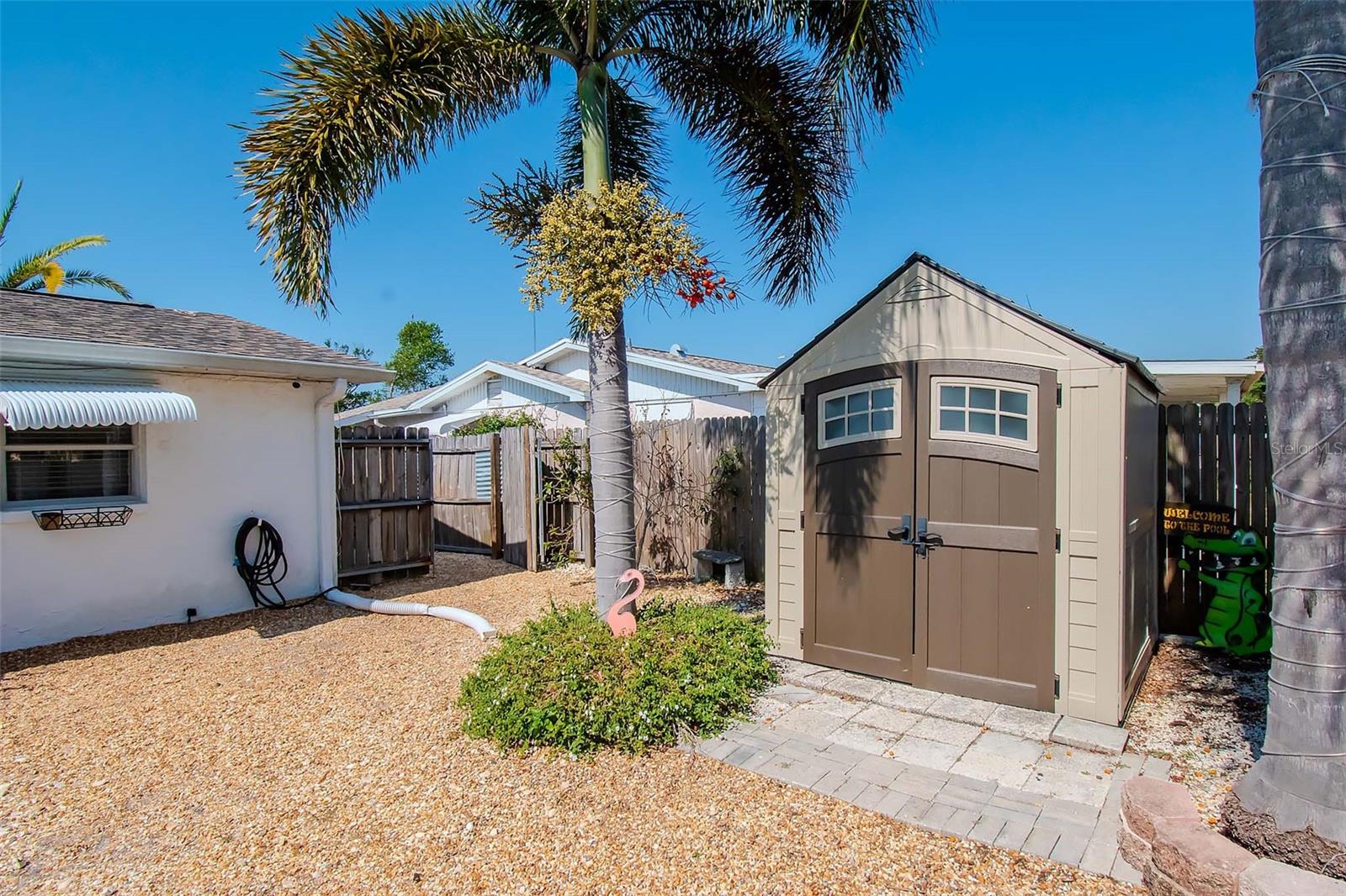 FULL SIDE SHED gated side yard