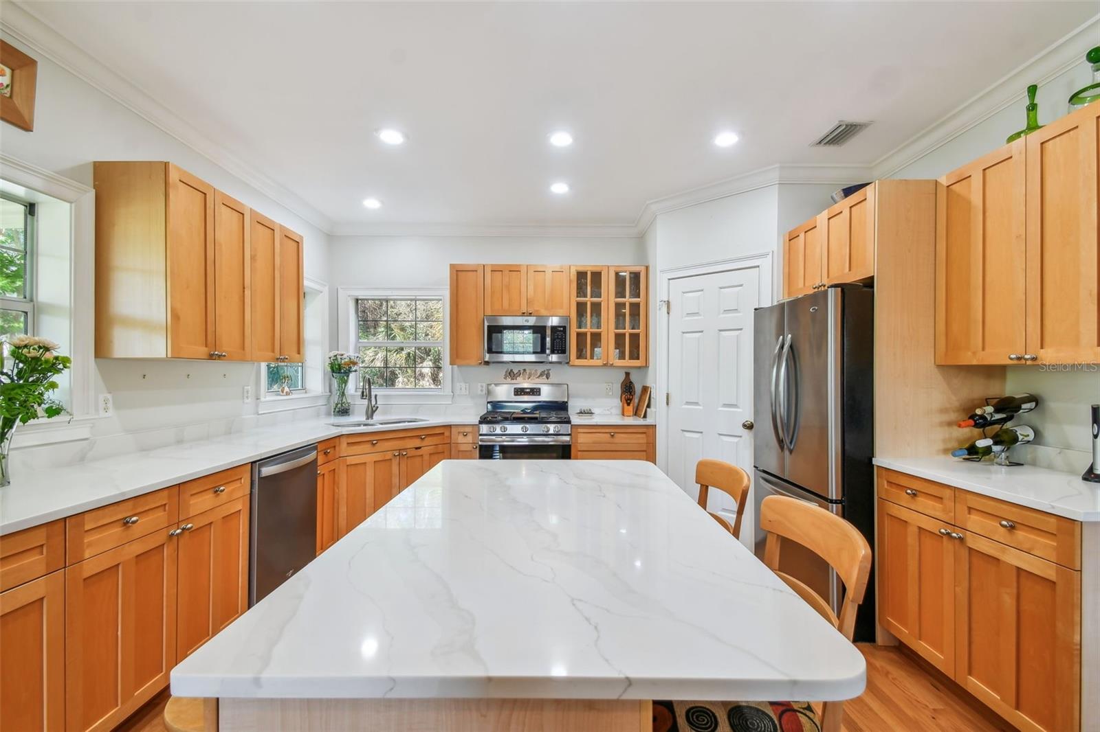 Quartz countertop on the large island for eating and entertain8mg