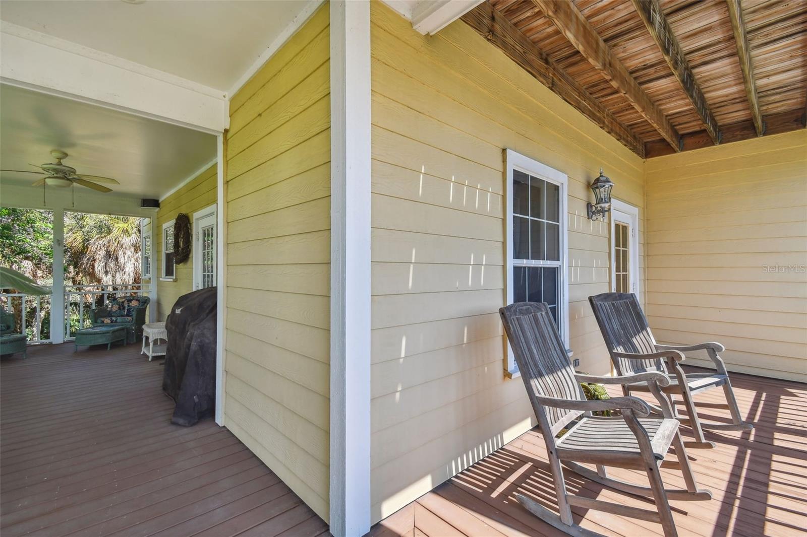 Large extensive porch off Family Room with 2 doors: great area for entertain8mg!