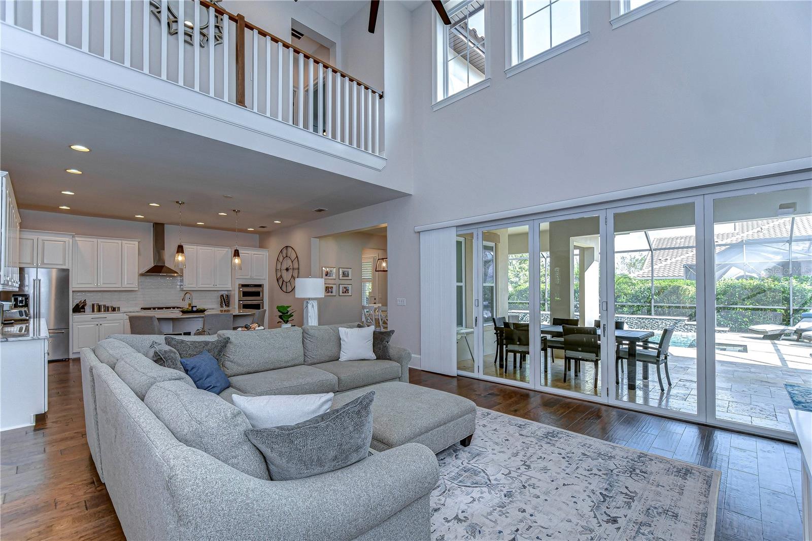 Transom windows that flood the space with natural light, and 5-pane pocket doors that open to the lanai!