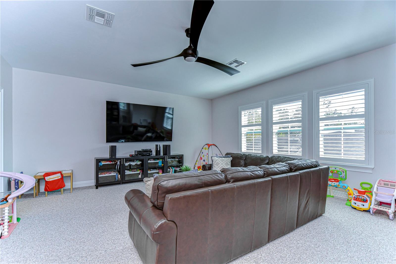 Expansive bonus room!