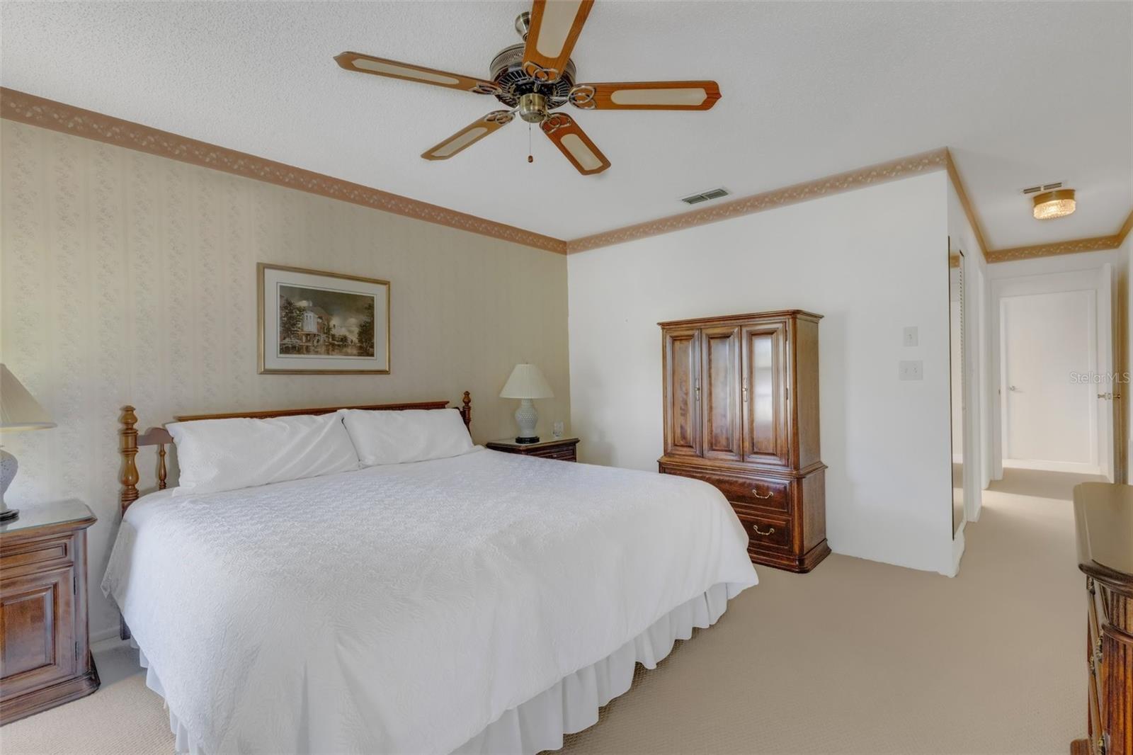 Spacious master with en suite and large walk-in closet~