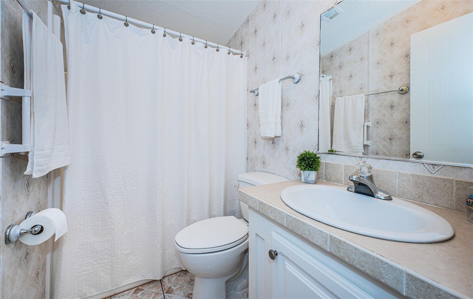 guest bath w/tub & shower