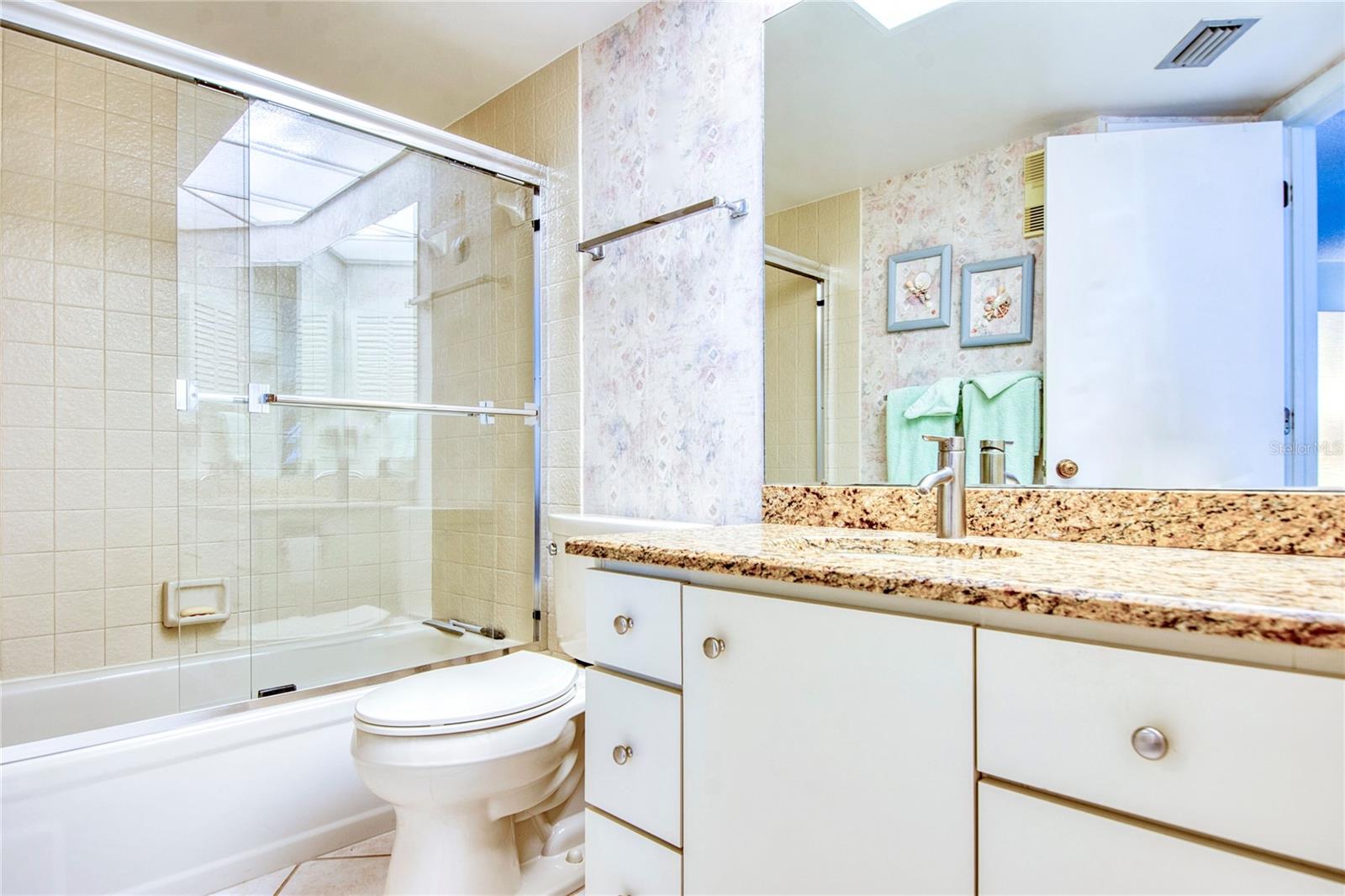 Primary Bathroom Suite w tub/shower combo and dual sinks. Walk in shower in 2nd/guest bathroom.