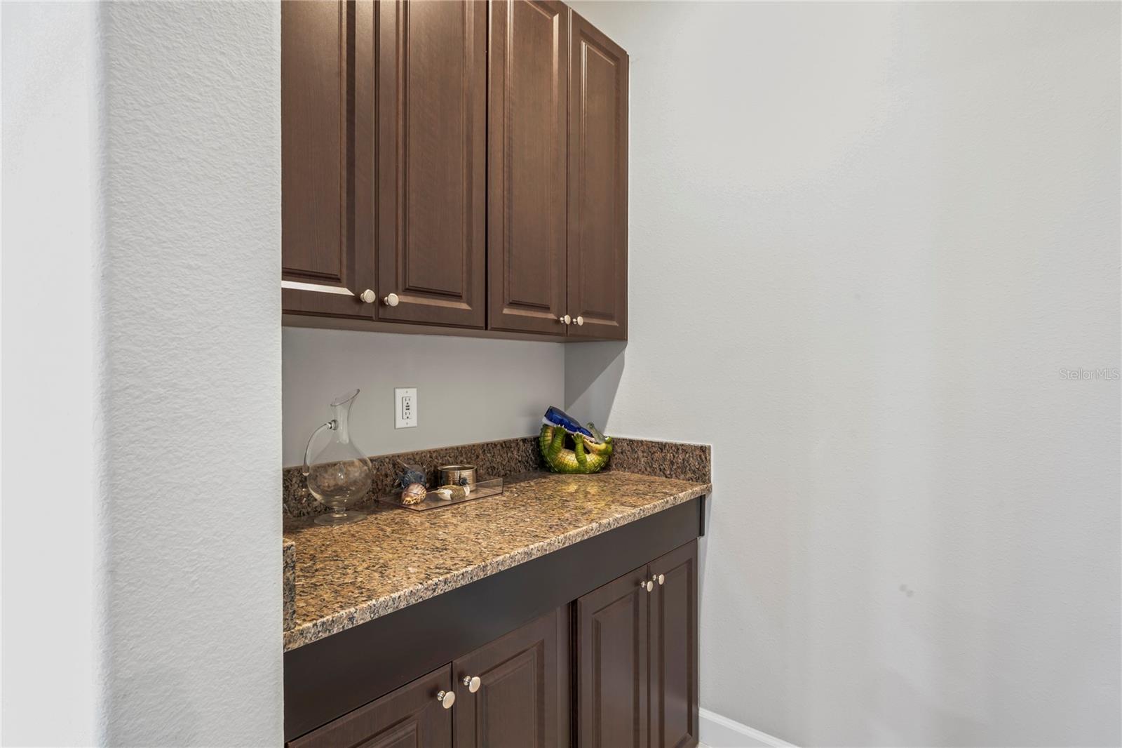 bar/mudroom landing from garage