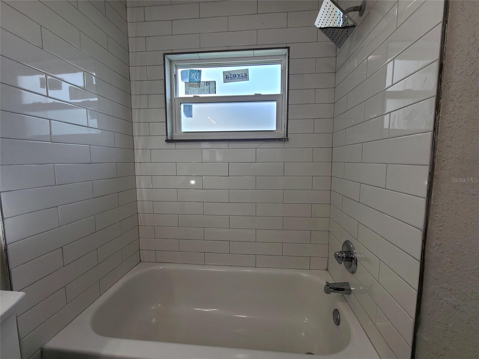 Hall Bth Tub & Shower