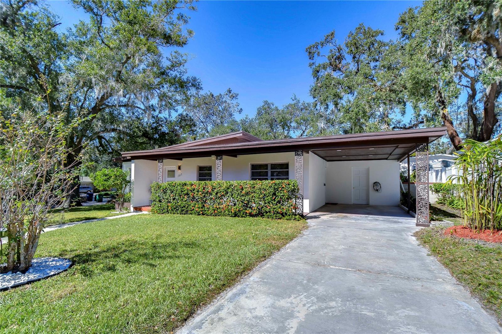 Exterior Front/Driveway