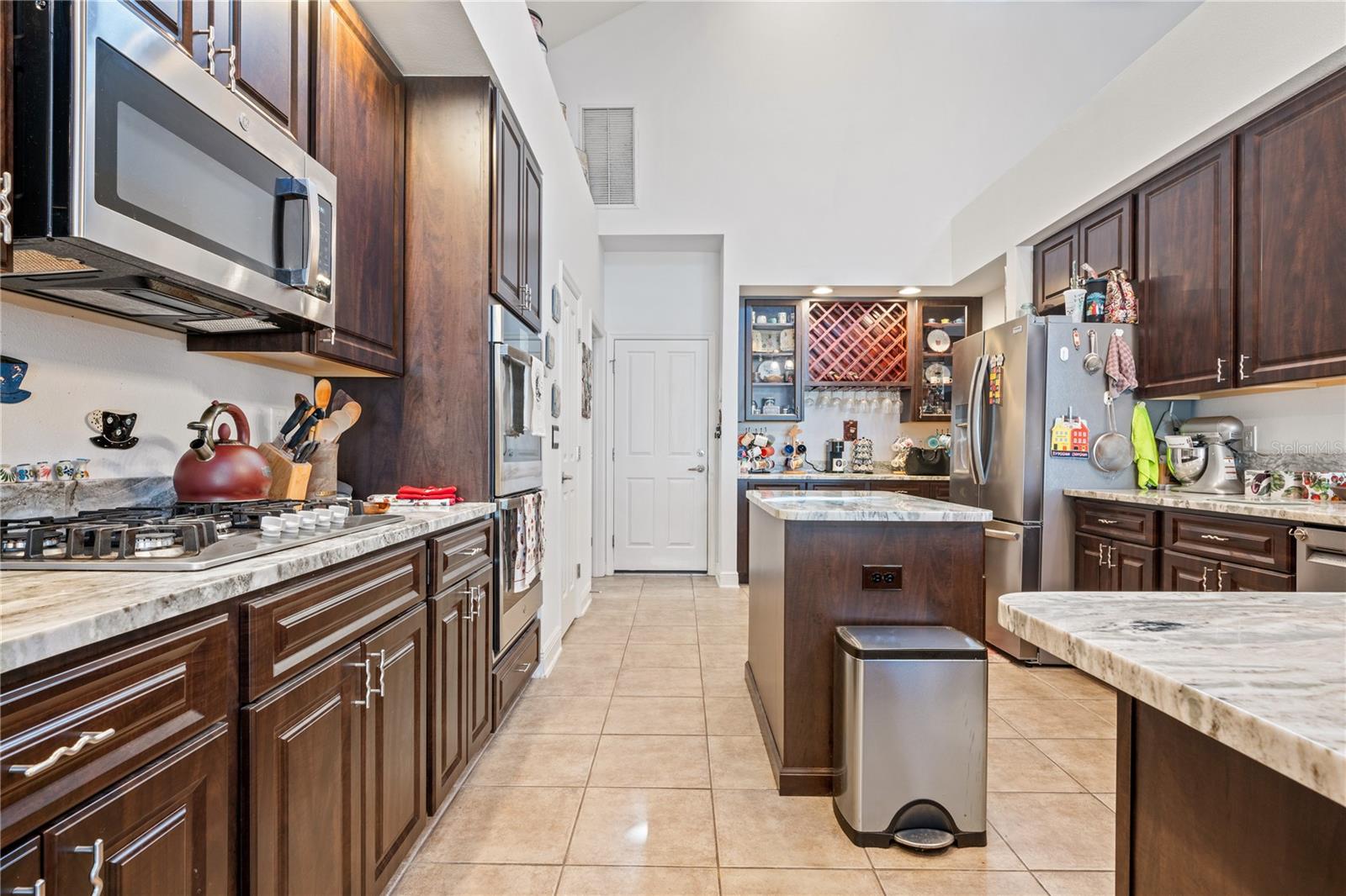 Kitchen with Island and breakfast bar