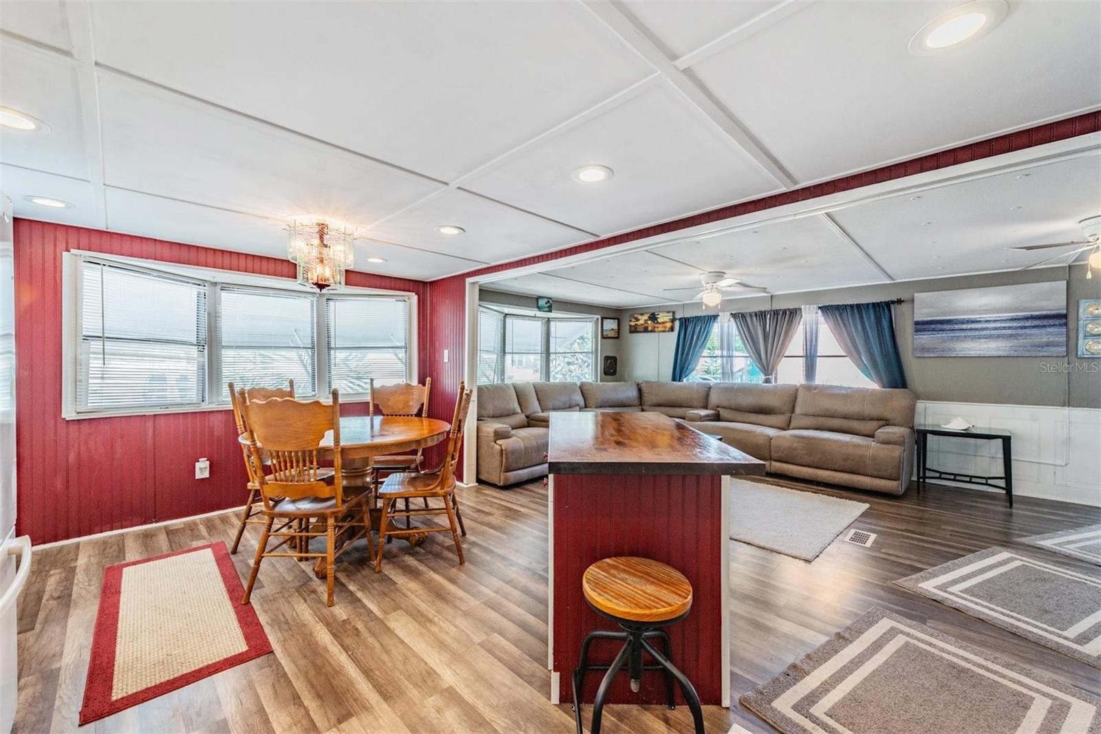 2 bay windows. Kitchen / Living room combo.