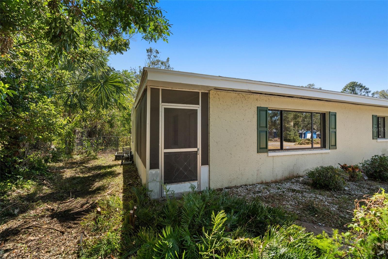 Side screened porch/lanai/entrance